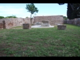 02443 ostia - regio v - insula xi - tempio collegiale (v,xi,1) - altar - treppen - podium - 2017.jpg